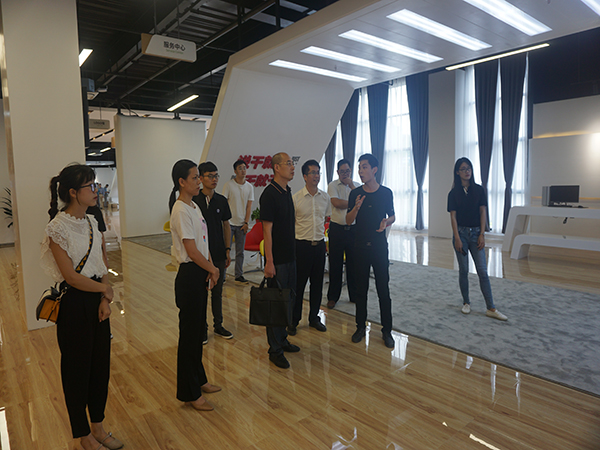走访贺州东融新产业育成中心,了解新兴产业建设与发展情况1.jpg