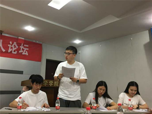 辩论现场:必赢官网四位代表.jpg