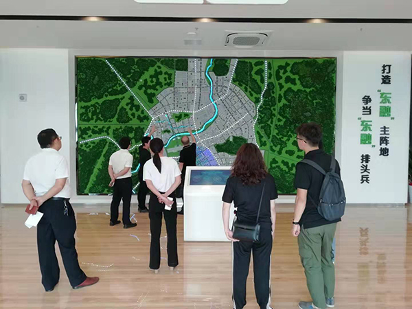 走访贺州东融新产业育成中心,了解新兴产业建设与发展情况2.jpg