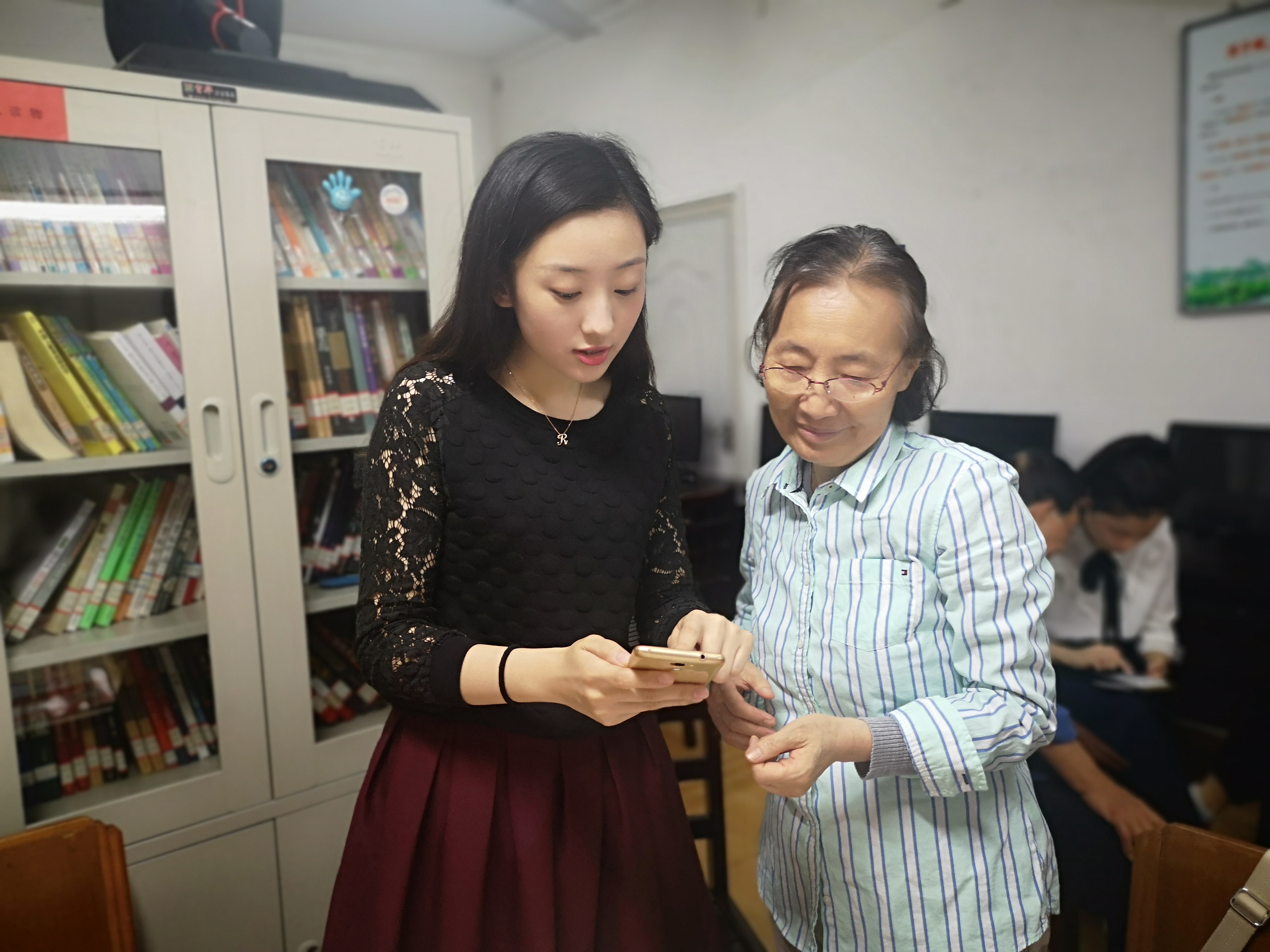第2张:志愿者耐心指导中.jpg