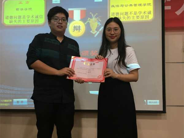 颁奖环节:必赢官网代表上台领奖.jpg